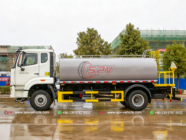 HOWO NX Light-duty Water Sprinkler Truck - Left Side